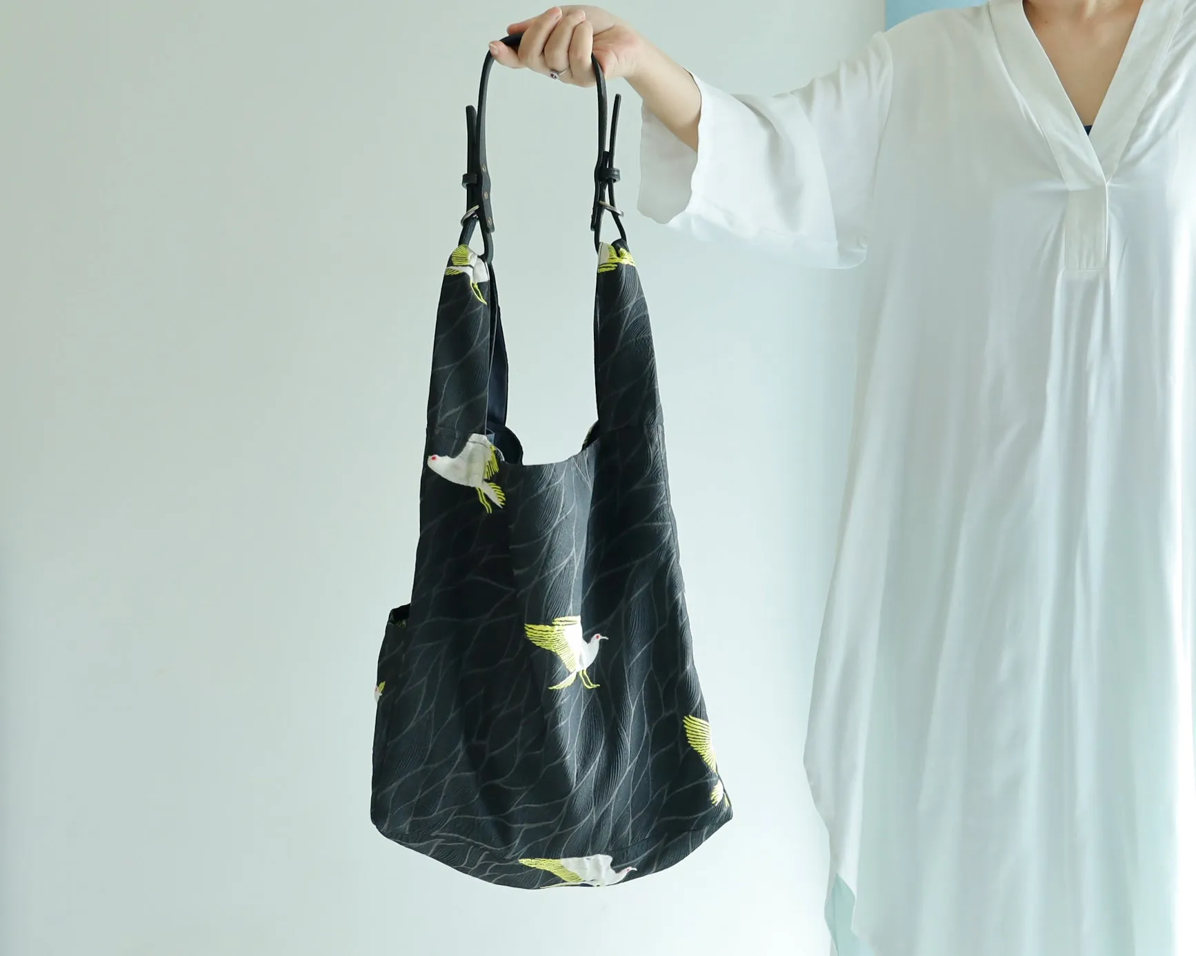 <B04B>  REGISTAR -WOVEN BIRDS Tote Bag