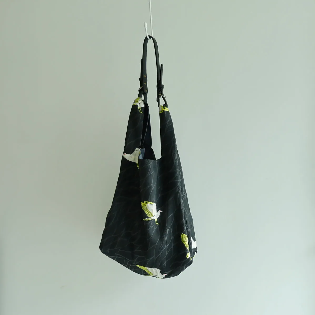 <B04B>  REGISTAR -WOVEN BIRDS Tote Bag