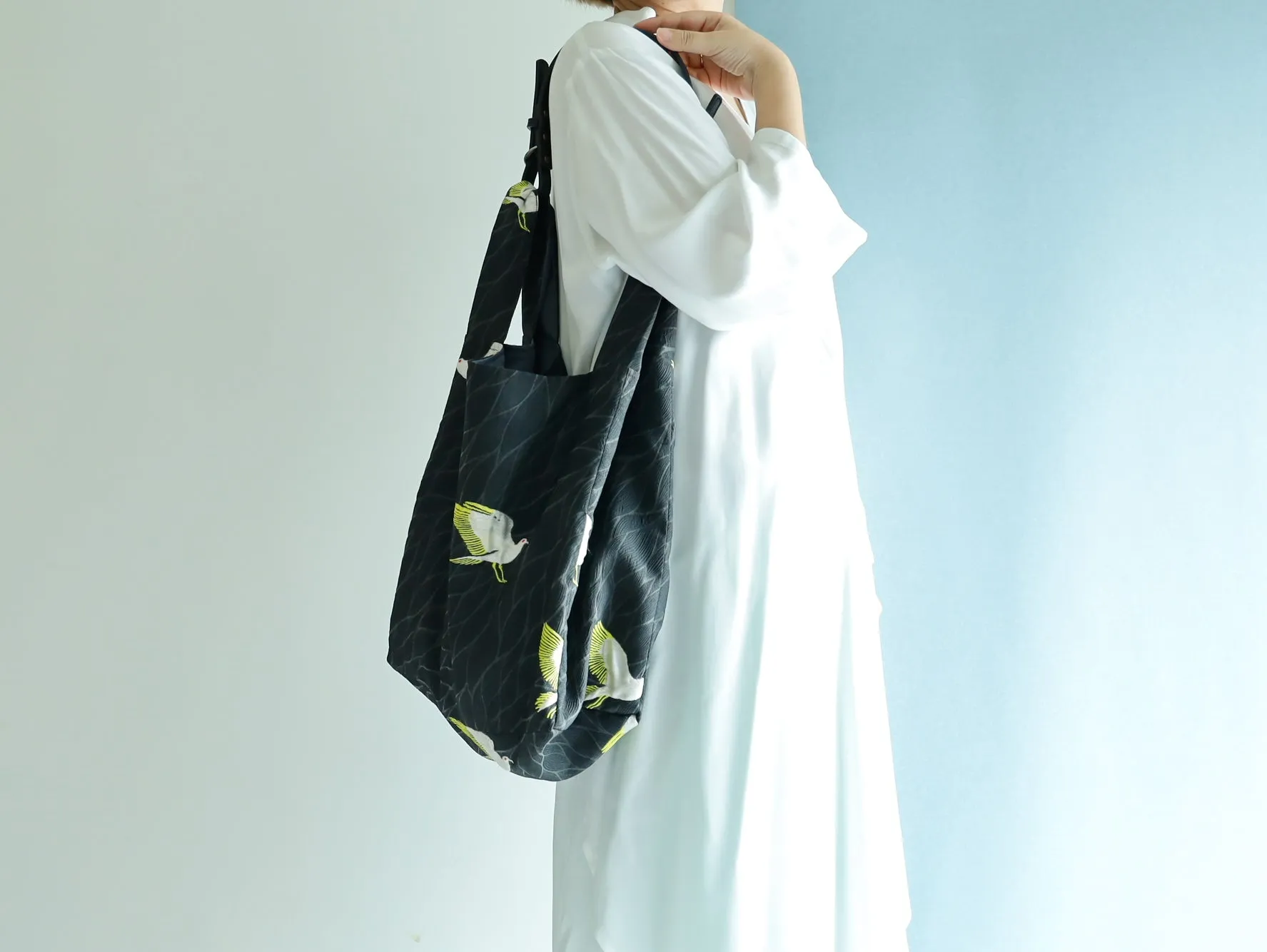 <B04B>  REGISTAR -WOVEN BIRDS Tote Bag