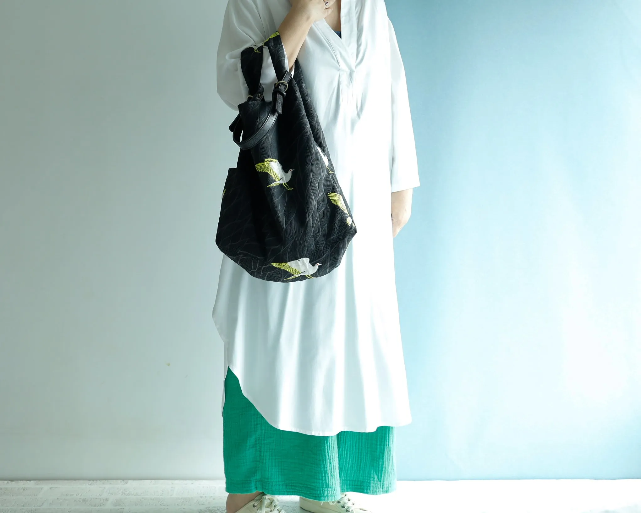 <B04B>  REGISTAR -WOVEN BIRDS Tote Bag