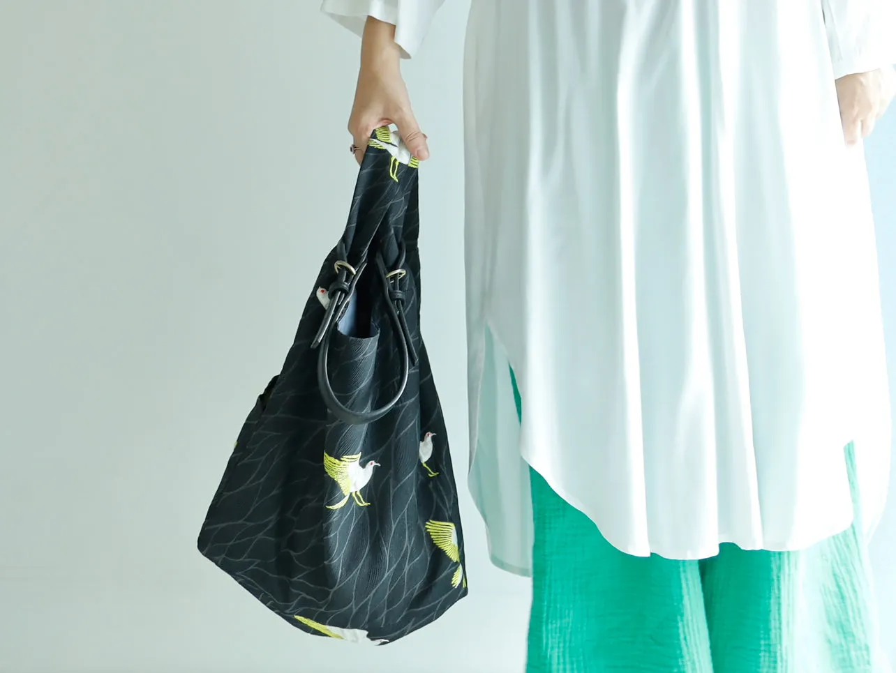 <B04B>  REGISTAR -WOVEN BIRDS Tote Bag